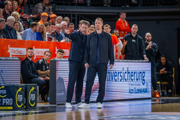 1. Basketball Bundesliga, easyCredit BBL, Saison 2026 2027, Herren, Hauptrunde, 5. Spieltag, 10.10.2026, RASTA Vechta - ratiopharm ulm Christian Held (Head-Coach - RASTA Vechta) im Gespräch mit Marius Graf (Assistent Coach - RASTA Vechta) Vechta RASTA Dome Niedersachsen Deutschland