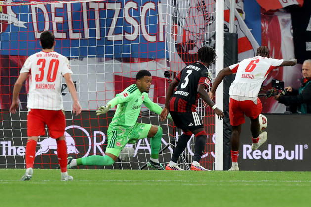 10.10.2026, xtgx, Fussball 1.Bundesliga, RB Leipzig - Eintracht Frankfurt v.l. Noah Atubolu (Eintracht Frankfurt) Lilian Brassier (Eintracht Frankfurt) Ezechiel Banzuzi (RB Leipzig) Zweikampf, Aktion, action, battle for the ball (DFL DFB REGULATIONS PROHIBIT ANY USE OF PHOTOGRAPHS as IMAGE SEQUENCES and or QUASI-VIDEO) Leipzig