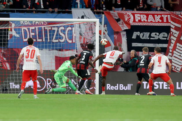 10.10.2026, xtgx, Fussball 1.Bundesliga, RB Leipzig - Eintracht Frankfurt v.l. Noah Atubolu (Eintracht Frankfurt) Lilian Brassier (Eintracht Frankfurt) Ezechiel Banzuzi (RB Leipzig) Zweikampf, Aktion, action, battle for the ball (DFL DFB REGULATIONS PROHIBIT ANY USE OF PHOTOGRAPHS as IMAGE SEQUENCES and or QUASI-VIDEO) Leipzig