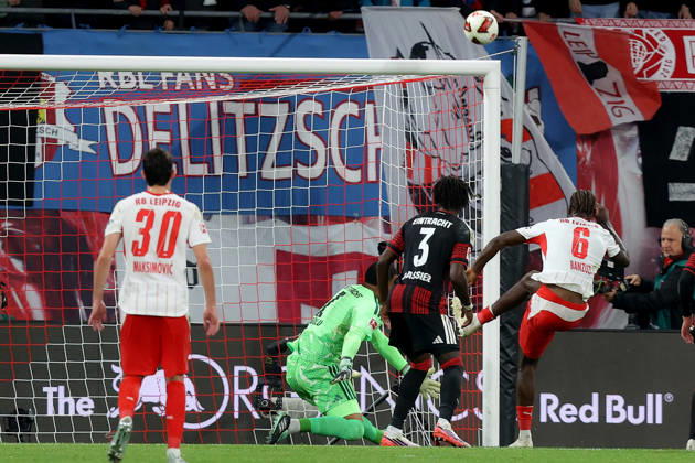 10.10.2026, xtgx, Fussball 1.Bundesliga, RB Leipzig - Eintracht Frankfurt v.l. Noah Atubolu (Eintracht Frankfurt) Lilian Brassier (Eintracht Frankfurt) Ezechiel Banzuzi (RB Leipzig) Zweikampf, Aktion, action, battle for the ball (DFL DFB REGULATIONS PROHIBIT ANY USE OF PHOTOGRAPHS as IMAGE SEQUENCES and or QUASI-VIDEO) Leipzig