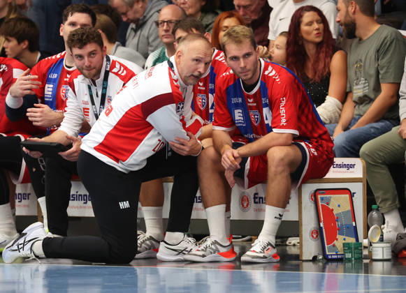 10.10.2026, Deutschland, Göppingen, Handball Opel HBL Bundesliga, FRISCH AUF! Göppingen vs. SG BBM Bietigheim, v.l. BBM Trainer Hartmut Mayerhoffer, Mathias Larson (BBM)