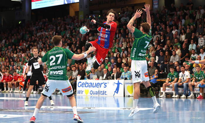 10.10.2026, Deutschland, Göppingen, Handball Opel HBL Bundesliga, FRISCH AUF! Göppingen vs. SG BBM Bietigheim, v.l. Oskar Sunnefeldt (FAG), Maxim Orlov (BBM), Viktor Klöve (FAG)