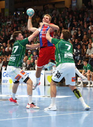 10.10.2026, Deutschland, Göppingen, Handball Opel HBL Bundesliga, FRISCH AUF! Göppingen vs. SG BBM Bietigheim, v.l. Oskar Sunnefeldt (FAG), Mathias Larson (BBM), Viktor Klöve (FAG)