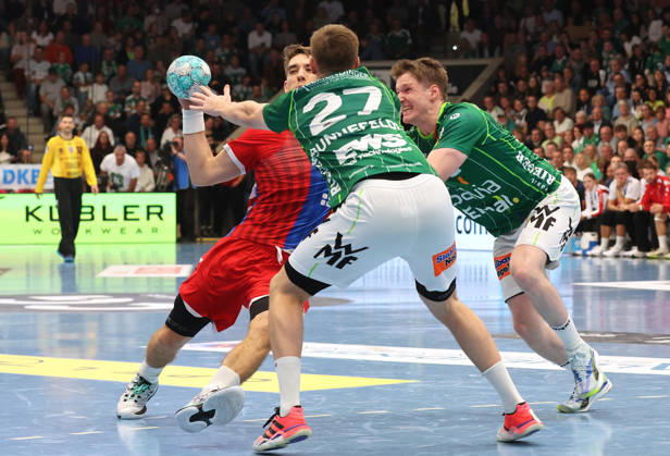 10.10.2026, Deutschland, Göppingen, Handball Opel HBL Bundesliga, FRISCH AUF! Göppingen vs. SG BBM Bietigheim, v.l. Nikola Vlahovic (BBM), Oskar Sunnefeldt (FAG)