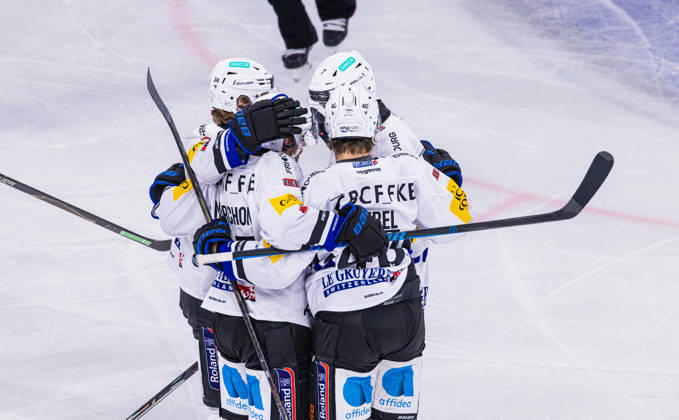 Ice hockey, Eishockey National League Regular Season - ZSC Lions vs HC Frib Zurich, Switzerland, 10th Oct 2026: 3rd minute Fribourg celebrates. 97 Nathan Marchon scores to make it 0-1. Copyright: xAndreasxHaasx