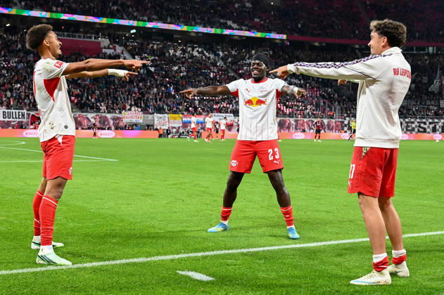 Fußball I Herren I Saison 2026-2027 I Bundesliga I 5. Spieltag I RB Leipzig - Eintracht Frankfurt I 10.10.2026 Torjubel Tidiam Gomis (27, RB Leipzig), Junior Castello Lukeba (23, RB Leipzig) und Neil El Aynaoui (21, RB Leipzig) Leipzig Red Bull Arena Sachsen Deutschland Copyright: xLobeca InesxHähnelx