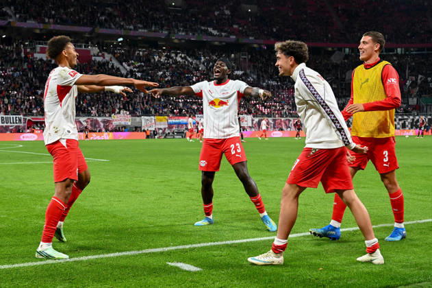 Fußball I Herren I Saison 2026-2027 I Bundesliga I 5. Spieltag I RB Leipzig - Eintracht Frankfurt I 10.10.2026 Torjubel Tidiam Gomis (27, RB Leipzig), l3 , Neil El Aynaoui (21, RB Leipzig), Maxime Esteve (3, RB Leipzig) Leipzig Red Bull Arena Sachsen Deutschland Copyright: xLobeca InesxHähnelx