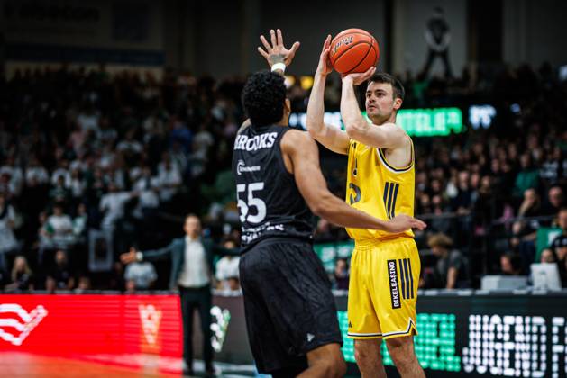 Jonas Mattisseck (Alba Berlin) im Zweikampf mit Eli Brooks (Gladiators Trier), Aktion Action Vet Concept Gladiators Trier vs Alba Berlin, Basketball, easyCredit BBL, 5. Spieltag, Saison 2026 2027, 10.10.2026 Vet Concept Gladiators Trier vs Alba Berlin, Basketball, easyCredit BBL, 5. Spieltag, Saison 2026 2027, 10.10.2026 Copyright: xEibnerxPressefotox EP_ANS