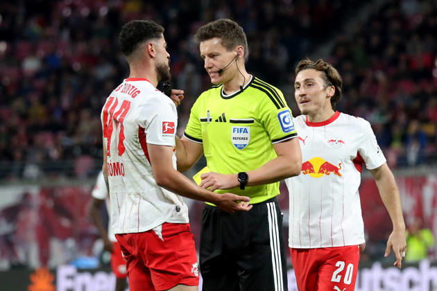 10.10.2026, xgox, Fussball 1.Bundesliga, RB Leipzig - Eintracht Frankfurt v.l. Romulo (RB Leipzig) Schiedsrichter Referee Daniel Siebert Rocco Reitz (RB Leipzig) (DFL DFB REGULATIONS PROHIBIT ANY USE OF PHOTOGRAPHS as IMAGE SEQUENCES and or QUASI-VIDEO) Leipzig