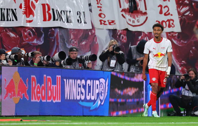 RB Leipzig - Frankfurt Bundesliga Leipzig, 10.10.2026, Red Bull Arena, Fussball, Bundesliga, Spieltag 5 , RB Leipzig vs. SG Eintracht Frankfurt 6:0 (4:0) , Tor für Leipzig zum 6:0.. Im Bild: Torschütze Tidiam Gomis (27, RB Leipzig), Torjubel ,