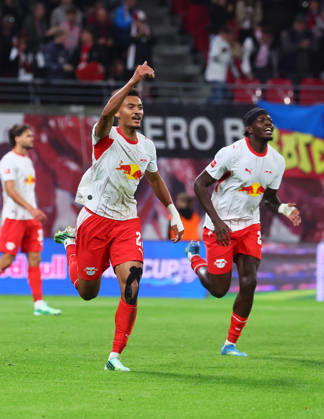 RB Leipzig - Frankfurt Bundesliga Leipzig, 10.10.2026, Red Bull Arena, Fussball, Bundesliga, Spieltag 5 , RB Leipzig vs. SG Eintracht Frankfurt 6:0 (4:0) , Tor für Leipzig zum 6:0.. Im Bild: Torschütze Tidiam Gomis (27, RB Leipzig) und Castello Lukeba (23, RB Leipzig), Torjubel ,