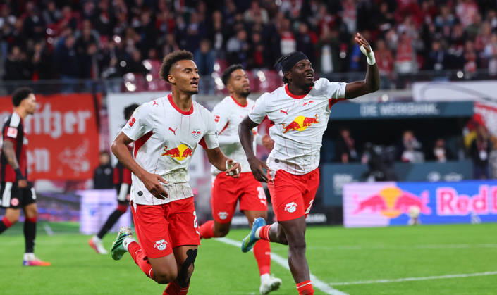 RB Leipzig - Frankfurt Bundesliga Leipzig, 10.10.2026, Red Bull Arena, Fussball, Bundesliga, Spieltag 5 , RB Leipzig vs. SG Eintracht Frankfurt 6:0 (4:0) , Tor für Leipzig zum 6:0.. Im Bild: Torschütze Tidiam Gomis (27, RB Leipzig) und Castello Lukeba (23, RB Leipzig), Torjubel ,