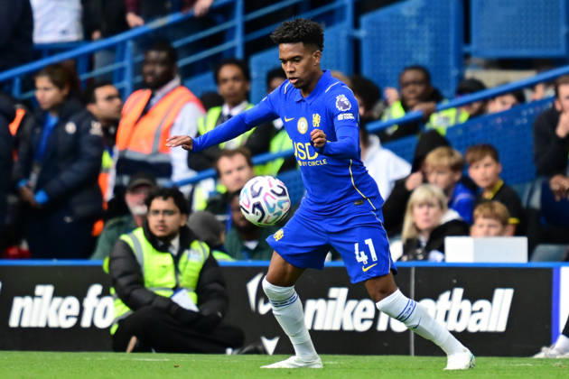 Chelsea v Bournemouth, Premier League Chelsea forward Estevao (41) Controls the ball during the Premier League match between Chelsea and Bournemouth at Stamford Bridge, London, UK on 10 October 2026. London Stamford Bridge Greater London UK Editorial use only DataCo restrictions apply See www.football-dataco.com , Copyright: xDennisxGoodwinx PSI-24979-0057