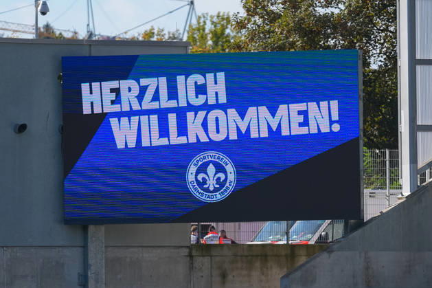 Deutschland: Fußball 2. Liga 2026 2027, 7. Spieltag - SV Darmstadt 98 vs FC Energie Cottbus - Merck-Stadion am Böllenfalltor (Darmstadt): Auf der Anzeigetafel im Stadion steht HERZLICH WILLKOMMEN Copyright: xTobiasxWentzellx