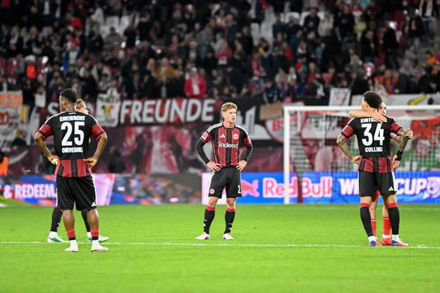 Fußball I Herren I Saison 2026-2027 I Bundesliga I 5. Spieltag I RB Leipzig - Eintracht Frankfurt I 10.10.2026 Enttäuschte Frankfurter Spieler nach dem Schlusspfiff auf dem Rasen. Leipzig Red Bull Arena Sachsen Deutschland Copyright: xLobeca InesxHähnelx