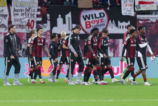 Die Spieler von Eintracht Frankfurt gehen enttaeuscht in die Kabine waehrend des spiels der 1. Bundesliga zwischen RB Leipzig und Eintracht Frankfurt, Red Bull Arena am 10. October 2026 in Leipzig, Deutschland. (Foto von Marco Steinbrenner DeFodi Images) +++ The Eintracht Frankfurt players head into the dressing room disappointed during the Bundesliga match between RB Leipzig and Eintracht Frankfurt at Red Bull Arena on October 10, 2026 in Leipzig, Germany. (Photo by Marco Steinbrenner DeFodi Images) DFB DFL REGULATIONS PROHIBIT ANY USE OF PHOTOGRAPHS AS IMAGE SEQUENCES AND OR QUASI-VIDEO. (Photo by Marco Steinbrenner DeFodi Images) -