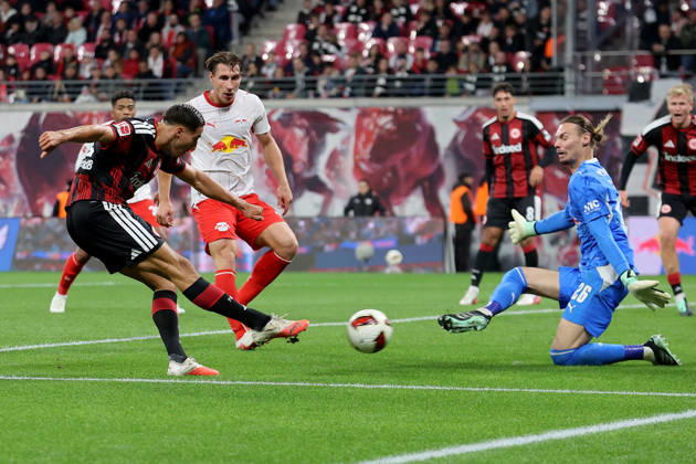 10.10.2026, xtgx, Fussball 1.Bundesliga, RB Leipzig - Eintracht Frankfurt v.l. Younes Ebnoutalib (Eintracht Frankfurt) Maarten Vandevoordt (RB Leipzig) Zweikampf, Aktion, action, battle for the ball (DFL DFB REGULATIONS PROHIBIT ANY USE OF PHOTOGRAPHS as IMAGE SEQUENCES and or QUASI-VIDEO) Leipzig