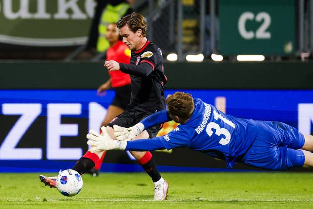 SITTARD - Daan Rots of FC Twente, Fortuna Sittard goalkeeper Mattijs Branderhorst (lr) during the Dutch Eredivisie match between Fortuna Sittard and FC Twente at the Fortuna Sittard stadium on 10 October 2026 in Sittard, the Netherlands. IRIS VAN DEN BROEK ANP Eredivisie 2026 27 xVIxANPxSportx xxANPxIVx 572052174 originalFilename: 572052174.jpg