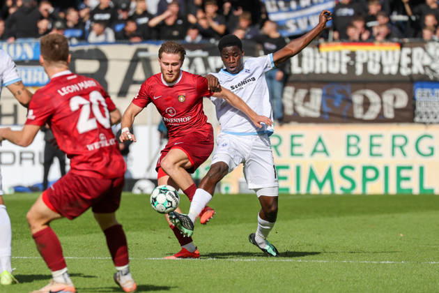 Olu Ogbemudia (SV Waldhof Mannheim, 14) im Zweikampf mit Tim Rossmann (SG Sonnenhof Großaspach, 11) Fussball: 3. Liga, 8. Spieltag, SG Sonnenhof Großaspach vs. SV Waldhof Mannheim am 10.10.2026 in Aspach-Großaspach (WIRmachenDRUCK Arena), Deutschland Aspach-Großaspach WIRmachenDRUCK Arena Deutschland Copyright: xFranzxReindelx