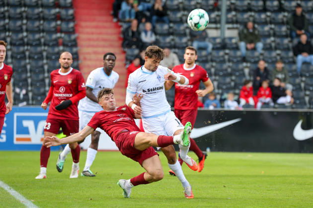 Antonis Aidonis (SG Sonnenhof Großaspach, 15) im Zweikampf mit Masca (SV Waldhof Mannheim, 11) Fussball: 3. Liga, 8. Spieltag, SG Sonnenhof Großaspach vs. SV Waldhof Mannheim am 10.10.2026 in Aspach-Großaspach (WIRmachenDRUCK Arena), Deutschland Aspach-Großaspach WIRmachenDRUCK Arena Deutschland Copyright: xFranzxReindelx