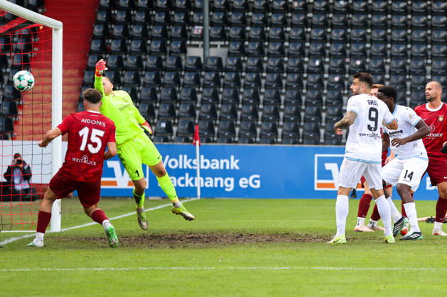 Olu Ogbemudia (SV Waldhof Mannheim, 14) rechts, Torschütze zum 1:2 Fussball: 3. Liga, 8. Spieltag, SG Sonnenhof Großaspach vs. SV Waldhof Mannheim am 10.10.2026 in Aspach-Großaspach (WIRmachenDRUCK Arena), Deutschland Aspach-Großaspach WIRmachenDRUCK Arena Deutschland Copyright: xFranzxReindelx