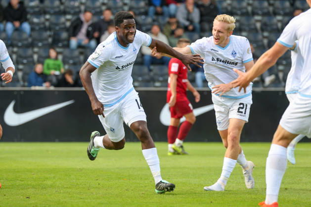 Olu Ogbemudia (SV Waldhof Mannheim, 14), Torschütze zum 1:2, Tor und Torjubel, Gestik, Freude, Emotionen mit Julian Rieckmann (SV Waldhof Mannheim, 21) Fussball: 3. Liga, 8. Spieltag, SG Sonnenhof Großaspach vs. SV Waldhof Mannheim am 10.10.2026 in Aspach-Großaspach (WIRmachenDRUCK Arena), Deutschland Aspach-Großaspach WIRmachenDRUCK Arena Deutschland Copyright: xFranzxReindelx