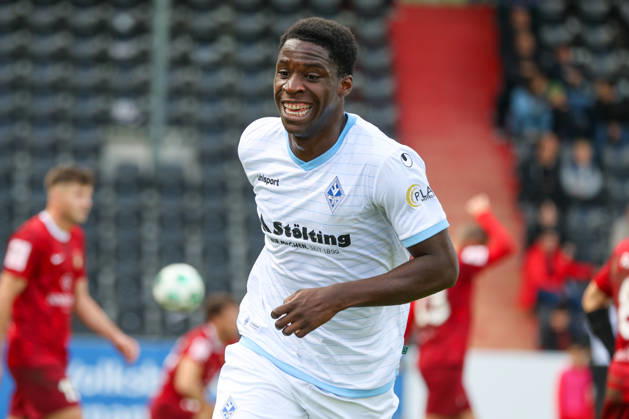 Olu Ogbemudia (SV Waldhof Mannheim, 14), Torschütze zum 1:2, Tor und Torjubel, Gestik, Freude, Emotionen Fussball: 3. Liga, 8. Spieltag, SG Sonnenhof Großaspach vs. SV Waldhof Mannheim am 10.10.2026 in Aspach-Großaspach (WIRmachenDRUCK Arena), Deutschland Aspach-Großaspach WIRmachenDRUCK Arena Deutschland Copyright: xFranzxReindelx