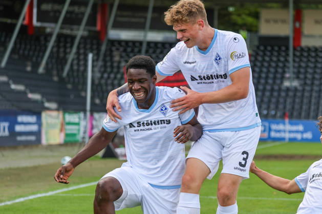 Olu Ogbemudia (SV Waldhof Mannheim, 14), Torschütze zum 1:2, Tor und Torjubel, Gestik, Freude, Emotionen mit Moritz Malik Polte (SV Waldhof Mannheim, 3) Fussball: 3. Liga, 8. Spieltag, SG Sonnenhof Großaspach vs. SV Waldhof Mannheim am 10.10.2026 in Aspach-Großaspach (WIRmachenDRUCK Arena), Deutschland Aspach-Großaspach WIRmachenDRUCK Arena Deutschland Copyright: xFranzxReindelx