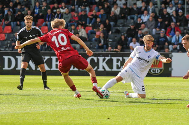 Lukas Stoppel (SG Sonnenhof Großaspach, 10) im Zweikampf mit Lukas Klünter (SV Waldhof Mannheim, 24) Fussball: 3. Liga, 8. Spieltag, SG Sonnenhof Großaspach vs. SV Waldhof Mannheim am 10.10.2026 in Aspach-Großaspach (WIRmachenDRUCK Arena), Deutschland Aspach-Großaspach WIRmachenDRUCK Arena Deutschland Copyright: xFranzxReindelx