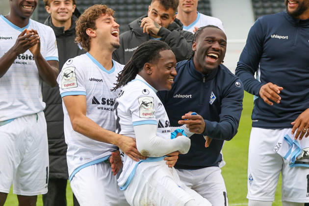 Von links: Lovis Bierschenk (SV Waldhof Mannheim, 7), Nolan Muteba N Tumba (SV Waldhof Mannheim, 29), Darnell Keumo (SV Waldhof Mannheim, 17), Freude nach dem 1:5 Erfolg Fussball: 3. Liga, 8. Spieltag, SG Sonnenhof Großaspach vs. SV Waldhof Mannheim am 10.10.2026 in Aspach-Großaspach (WIRmachenDRUCK Arena), Deutschland Aspach-Großaspach WIRmachenDRUCK Arena Deutschland Copyright: xFranzxReindelx