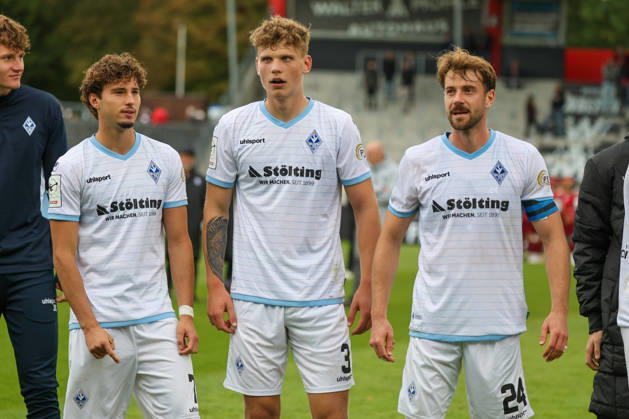 Von links: Lovis Bierschenk (SV Waldhof Mannheim, 7), Moritz Malik Polte (SV Waldhof Mannheim, 3), Lukas Klünter (SV Waldhof Mannheim, 24), Freude nach dem 1:5 Erfolg Fussball: 3. Liga, 8. Spieltag, SG Sonnenhof Großaspach vs. SV Waldhof Mannheim am 10.10.2026 in Aspach-Großaspach (WIRmachenDRUCK Arena), Deutschland Aspach-Großaspach WIRmachenDRUCK Arena Deutschland Copyright: xFranzxReindelx
