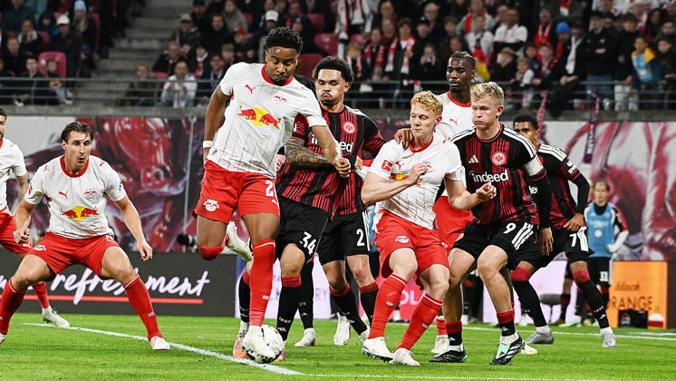 Fußball Bundesliga, Saison 2026 2027, 5. Spieltag, RB Leipzig vs. SGE Eintracht Frankfurt (10.10.2026) Hackenvorlage Christopher Nkunku (Mittelstürmer RB Leipzig, Rückennummer 28) beim Bundesliga-Spiel Leipzig gegen Eintracht Frankfurt (10.10.2026). Leipzig Sachsen Deutschland Red-Bull Arena