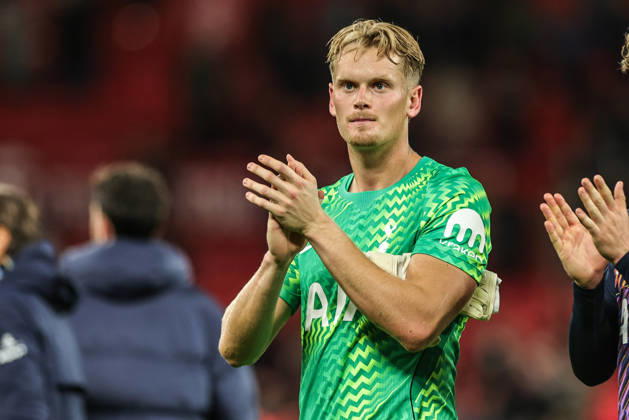 Premier League: Manchester United, ManU v Tottenham Hotspur Tottenham Hotspur goalkeeper Antonin Kinsky applauds the fans after the game during the Premier League match Manchester United vs Tottenham Hotspur at Old Trafford, Manchester, United Kingdom on 10 October 2026 (Photo by Mark Cosgrove News Images) Manchester Old Trafford Greater Manchester United Kingdom Copyright: xMarkxCosgrove NewsxImagesx