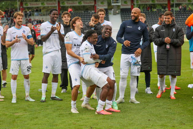 Team SV Waldhof Mannheim Freude nach dem 1:5 Erfolg Fussball: 3. Liga, 8. Spieltag, SG Sonnenhof Großaspach vs. SV Waldhof Mannheim am 10.10.2026 in Aspach-Großaspach (WIRmachenDRUCK Arena), Deutschland Aspach-Großaspach WIRmachenDRUCK Arena Deutschland Copyright: xFranzxReindelx
