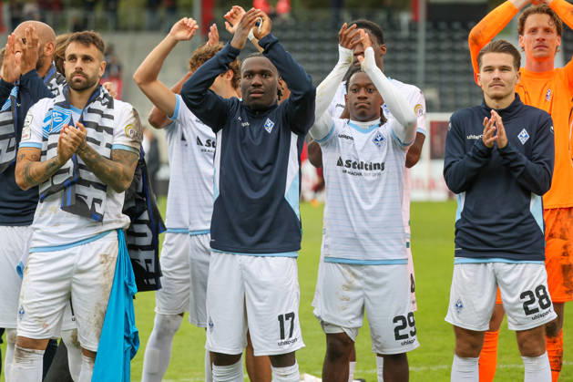 Von links: Goncalo Gregorio (SV Waldhof Mannheim, 9), Darnell Keumo (SV Waldhof Mannheim, 17), Nolan Muteba N Tumba (SV Waldhof Mannheim, 29), Diego Michel (SV Waldhof Mannheim, 28), Freude nach dem 1:5 Erfolg Fussball: 3. Liga, 8. Spieltag, SG Sonnenhof Großaspach vs. SV Waldhof Mannheim am 10.10.2026 in Aspach-Großaspach (WIRmachenDRUCK Arena), Deutschland Aspach-Großaspach WIRmachenDRUCK Arena Deutschland Copyright: xFranzxReindelx