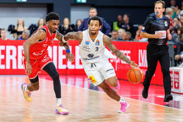 Mylik Wilson (BMA365 Bamberg Baskets, 10), DeLonnie Hunt (Syntainics MBC, 03), BMA365 Bamberg Baskets vs. Syntainics MBC, Basketball, easyCredit BBL, 5. Spieltag, 10.10.2026 BMA365 Bamberg Baskets vs. Syntainics MBC, Basketball, easyCredit BBL, 5. Spieltag, 10.10.2026 Bamberg Copyright: xEibner-Pressefoto G.xSantemizx EP_EER