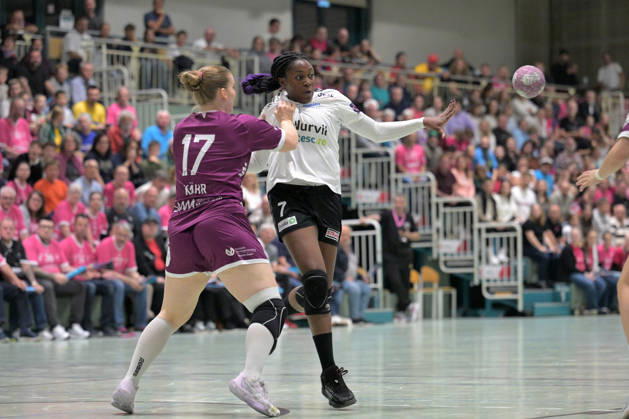 Grace Zaadi Deuna (SCM Ramnicu Valcea, 07) am Ball gegen Charlotte Kaehr (TusSies Metzingen, 17) TusSies Metzingen vs. SCM Ramnicu Valcea, Handball, EHF, Europa Leauge Qualifikation Rueckspiel, Saison 2026 2027, 10.10.2026 TusSies Metzingen vs. SCM Ramnicu Valcea, Handball, EHF, Europa Leauge Qualifikation Rueckspiel, Saison 2026 2027, 10.10.2026 Metzingen Copyright: xEibner-Pressefotox EP_TBR