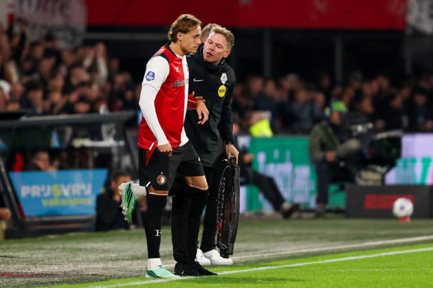 2026-10-10 Feyenoord v AZ Alkmaar - Dutch Eredivisie ROTTERDAM, NETHERLANDS - OCTOBER 10: Fourth official Alex Bos in discussion with Tobias van den Elshout of Feyenoord during the Dutch Eredivisie match between Feyenoord and AZ Alkmaar at Stadion Feijenoord on October 10, 2026 in Rotterdam, Netherlands. Rotterdam Stadion Feijenoord Netherlands Content not available for redistribution in The Netherlands directly or indirectly through any third parties. Copyright: xHansxvanxderxValkx