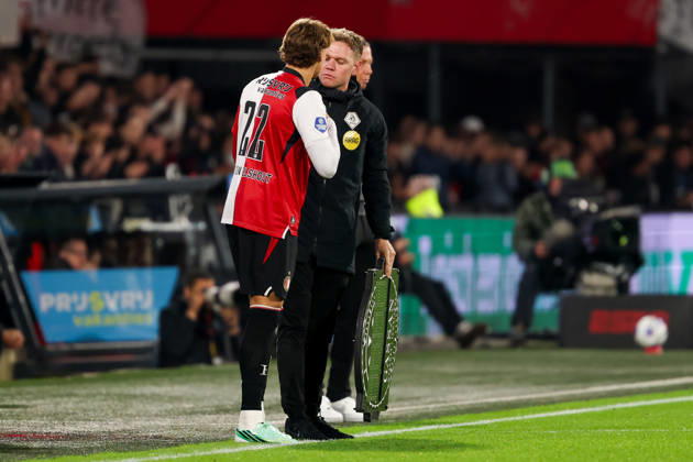 2026-10-10 Feyenoord v AZ Alkmaar - Dutch Eredivisie ROTTERDAM, NETHERLANDS - OCTOBER 10: Fourth official Alex Bos in discussion with Tobias van den Elshout of Feyenoord during the Dutch Eredivisie match between Feyenoord and AZ Alkmaar at Stadion Feijenoord on October 10, 2026 in Rotterdam, Netherlands. Rotterdam Stadion Feijenoord Netherlands Content not available for redistribution in The Netherlands directly or indirectly through any third parties. Copyright: xHansxvanxderxValkx