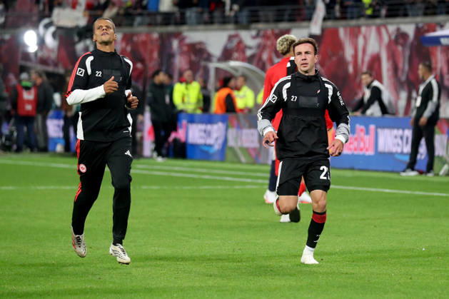 10.10.2026, xgox, Fussball 1.Bundesliga, RB Leipzig - Eintracht Frankfurt v.l. Auslaufen Timothy Chandler (Eintracht Frankfurt) Mario Götze Goetze (Eintracht Frankfurt) (DFL DFB REGULATIONS PROHIBIT ANY USE OF PHOTOGRAPHS as IMAGE SEQUENCES and or QUASI-VIDEO) Leipzig