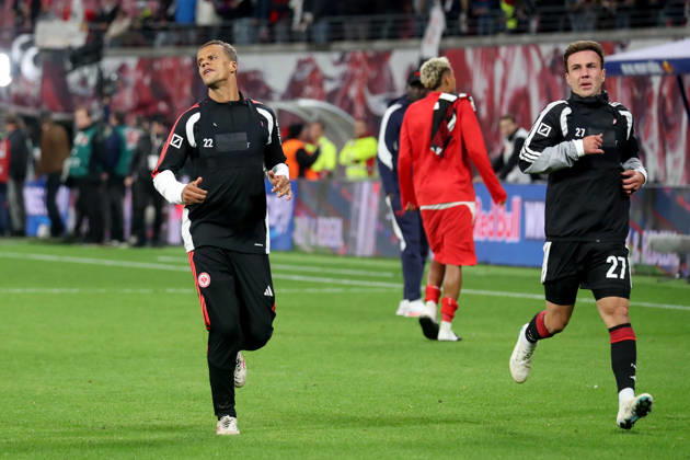 10.10.2026, xgox, Fussball 1.Bundesliga, RB Leipzig - Eintracht Frankfurt v.l. Auslaufen Timothy Chandler (Eintracht Frankfurt) Mario Götze Goetze (Eintracht Frankfurt) (DFL DFB REGULATIONS PROHIBIT ANY USE OF PHOTOGRAPHS as IMAGE SEQUENCES and or QUASI-VIDEO) Leipzig