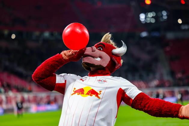 Bulli (RB Leipzig, Maskottchen) mit rotem Luftballon, imitiert Torjubel von Christopher Nkunku (RB Leipzig, 28), GER, RB Leipzig vs. Eintracht Frankfurt, Fussball, 1. Bundesliga Herren, 5. Spieltag, Spielzeit 2026 2027, 10.10.2026 DFL regulations prohibit any use of photographs as image sequences and or quasi-video. GER, RB Leipzig vs. Eintracht Frankfurt, Fussball, 1. Bundesliga Herren, 5. Spieltag, Spielzeit 2026 2027, 10.10.2026 Leipzig Copyright: xEibner-Pressefoto LauraxRoemerx EP_LRR
