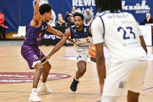 Sport Bilder des Tages Basketball - 2. Bundesliga ProA VfL Sparkassen Stars Bochum - BG Göttingen ** NUR FÜR REDAKTIONELLE ZWECKE ** EDITORIAL USE ONLY **<p>JAMONTA BLACK, VfL Sparkassen Stars Bochum (in Blau-Weiß) spielt am Samstag,10. Oktober 2026 gegen BG Göttingen (in Violett) in der Basketball - 2. Bundesliga ProA in der Rundsporthalle in Bochum. Deutschland NRW Bochum Copyright: VladimirxWegener