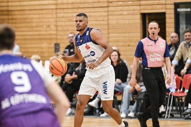 Basketball - 2. Bundesliga ProA VfL Sparkassen Stars Bochum - BG Göttingen ** NUR FÜR REDAKTIONELLE ZWECKE ** EDITORIAL USE ONLY **<p>GABRIEL KUKU, VfL Sparkassen Stars Bochum (in Blau-Weiß) spielt am Samstag,10. Oktober 2026 gegen BG Göttingen (in Violett) in der Basketball - 2. Bundesliga ProA in der Rundsporthalle in Bochum. Deutschland NRW Bochum Copyright: VladimirxWegener
