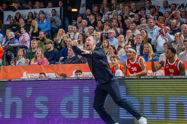 1. Basketball Bundesliga, easyCredit BBL, Saison 2026 2027, Herren, Hauptrunde, 5. Spieltag, 10.10.2026, RASTA Vechta - ratiopharm ulm Christian Held (Head-Coach - RASTA Vechta) zeigt Emotionen während der Partie Vechta RASTA Dome Niedersachsen Deutschland