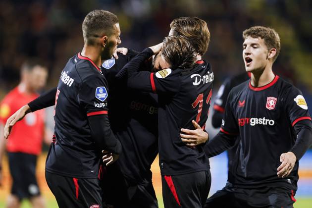 SITTARD - Robin Pröpper of FC Twente (m) receives congratulations from Daan Rots of FC Twente (m) after scoring the 1-1 equalizer during the Dutch Eredivisie match between Fortuna Sittard and FC Twente at the Fortuna Sittard stadium on October 10, 2026, in Sittard, the Netherlands. IRIS VAN DEN BROEK ANP Eredivisie 2026 27 xVIxANPxSportx xxANPxIVx 572053399 originalFilename: 572053399
