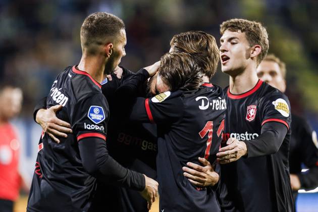 SITTARD - Robin Pröpper of FC Twente (m) receives congratulations from Daan Rots of FC Twente (m) after scoring the 1-1 equalizer during the Dutch Eredivisie match between Fortuna Sittard and FC Twente at the Fortuna Sittard stadium on October 10, 2026, in Sittard, the Netherlands. IRIS VAN DEN BROEK ANP Eredivisie 2026 27 xVIxANPxSportx xxANPxIVx 572053446 originalFilename: 572053446.jpg