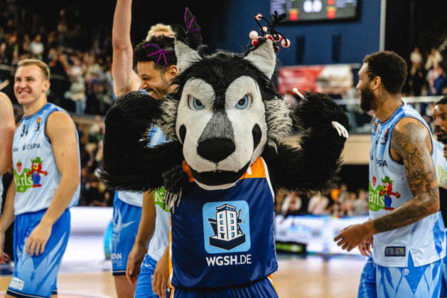 Rostock, Deutschland 10. Oktober 2026: easyCredit BBL - 2026 2027 - 5. Spieltag - Rostock Seawolves gegen Fitness First Würzburg Baskets Im Bild: Wolfi das Maskottchen jubelt über den Heimsieg Copyright: xFotostandx xVoelkerx