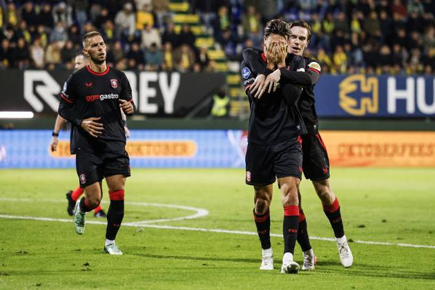 SITTARD - Robin Pröpper of FC Twente (m) receives congratulations from Daan Rots of FC Twente (r) after scoring the 1-1 equalizer during the Dutch Eredivisie match between Fortuna Sittard and FC Twente at the Fortuna Sittard stadium on October 10, 2026 in Sittard, the Netherlands. IRIS VAN DEN BROEK ANP Eredivisie 2026 27 xVIxANPxSportx xxANPxIVx 572053566 originalFilename: 572053566