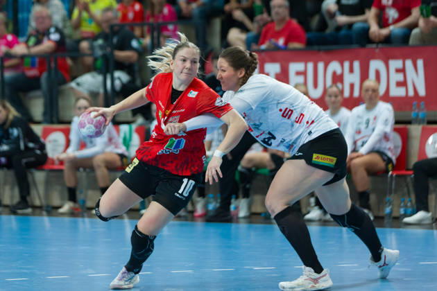 Viktoria Marksteiner (Halle, 10), Victoria Hasselbusch (Zwickau, 31), SV Union Halle-Neustadt vs. BSV Sachsen Zwickau, Handball Bundesliga Frauen, 1. Bundesliga 5. Spieltag Saison 2026 27, 10.10.2026 Halle SWH Arena Sachsen-Anhalt Deutschland